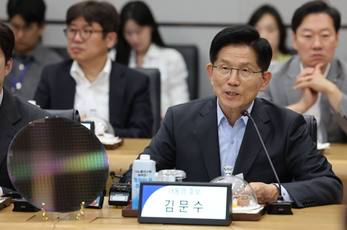 김문수 국민의힘 대선 후보가 지난 26일 경기 평택시 삼성전자 평택캠퍼스를 방문해 간담회를 갖고 인사말을 하고 있다. [사진출처=연합뉴스]