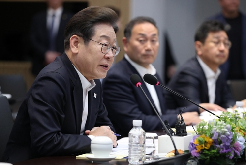 이재명 더불어민주당 대선 후보가 지난달 28일 경기도 이천시 SK하이닉스 이천캠퍼스에서 열린 AI 메모리반도체 기업간담회에서 인사말을 하고 있다. [사진출처=연합뉴스]