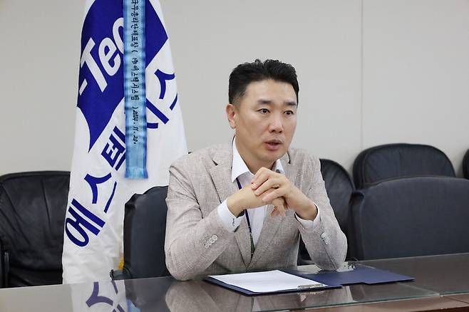 박우현 본부장이 서울 강남구 에스텍시스템 본사에서 매일경제와 인터뷰하며 앞으로의 포부에 대해 밝히고 있다.  이호준 기자