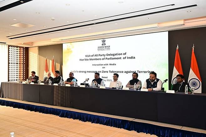 산제이 쿠마르 자 인도 라지야 사바 상원 의원(가운데)이 이끄는  인도 초당적 고위급 대표단이 26일 서울 중구 웨스틴조선호텔에서 기자간담회를 갖고 있다. [사진=주한인도대사관 제공]