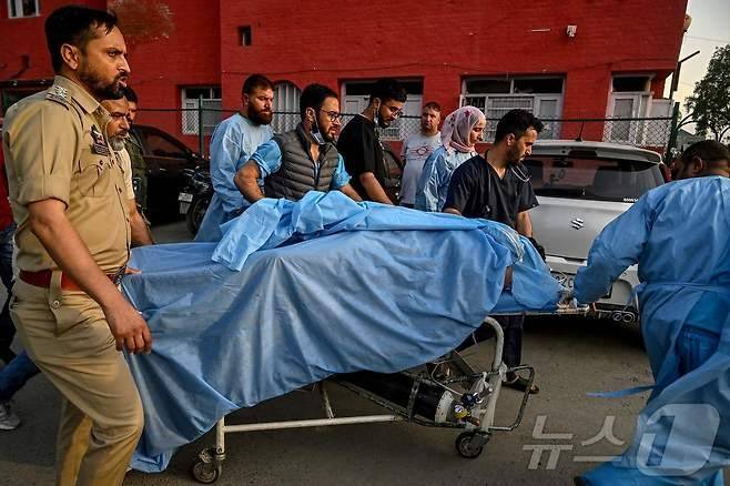 지난 4월 22일 인도령 카슈미르 파할감에서 발생한 테러사건 직후 구급대원과 경찰이 부상당한 관광객을 이송하고 있다. 이날 무장괴한들의 총격으로 최소 28명이 사망했다. [AFP 뉴스1]