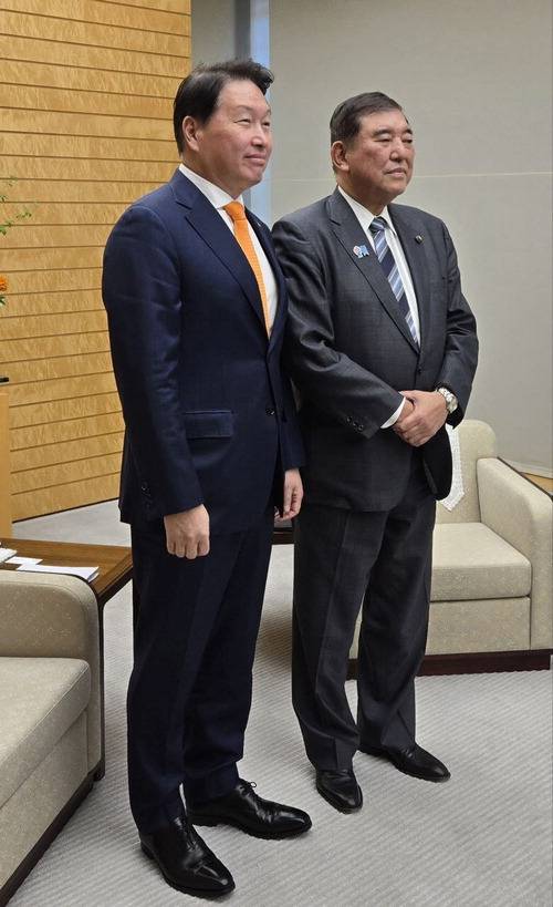 최태원 대한상공회의소 회장(왼쪽)이  27일 일본 도쿄 총리관저에서 이시바 시게루 일본 총리와 면담에 앞서 기념촬영을 하고 있다.  대한상의