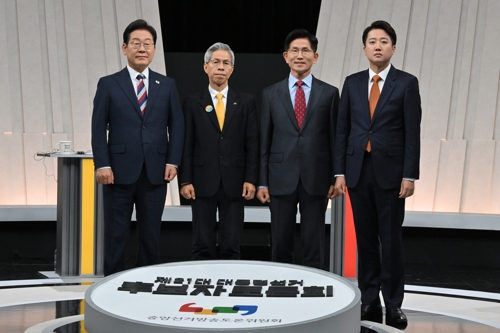 이재명 더불어민주당 대선 후보·권영국 민주노동당 대선 후보·김문수 국민의힘 대선 후보·이준석 개혁신당 대선 후보가 27일 서울 마포구 상암동 MBC 스튜디오에서 진행된 정치 분야 TV토론회에 앞서 포즈를 취하고 있다. [사진 출처 = 국회사진기자단]