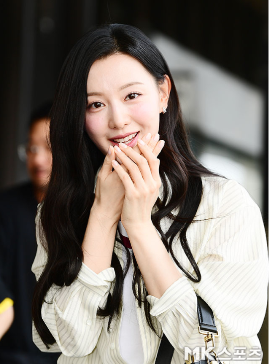 가방은 미니멀한 블랙 숄더백, 헤어는 긴 웨이브를 그대로 풀어 내리며 자연스러움을 택했다.사진=김영구 기자