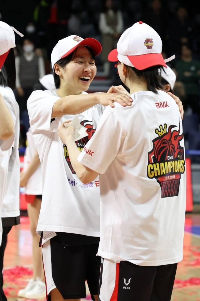 부산 BNK의 첫 정상을 이끈 이이지마 사키가 컴백한다. 사진=WKBL 제공