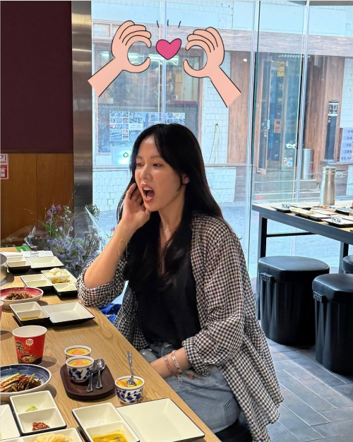 식당 테이블에 앉아 맥주잔 너머로 환히 웃는 그의 모습은 ‘국민 여배우의 일상’이 얼마나 사람냄새 나는지 보여줬다.사진=손예진 SNS