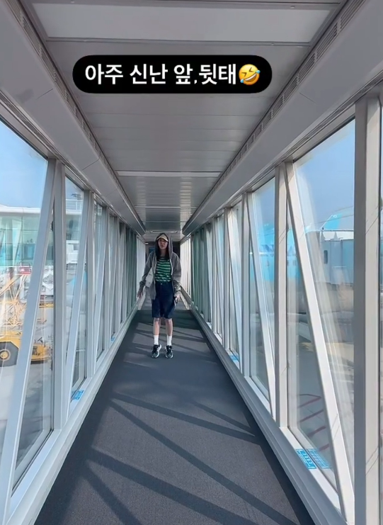 긴 여정을 앞둔 듯한 큼직한 캐리어와 포즈에서 느껴지는 발걸음은 실제로 김종민의 신혼여행 출국일과 정확히 겹친다.사진=신지 SNS