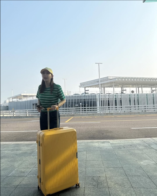 실제로 보딩브리지에서 밝은 얼굴로 걷는 모습이 공개돼 기대감을 높였다.사진=신지 SNS