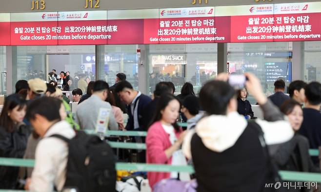 중국의 한국인 무비자 입국이 시행된 지난해 11월 8일 오전 인천 중구 인천국제공항 1터미널 중국 항공사 체크인 카운터에 관광객이 줄을 서고 있다./사진= 뉴스1