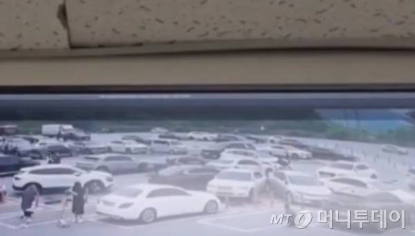 지난 16일 오전 9시30분쯤 서울양양고속도로 양양 방향 가평휴게소 주차장에서 60대 남성 A씨가 몰던 제네시스 차량이 보행자 이모씨를 들이받는 사고가 발생했다. /사진=독자제공