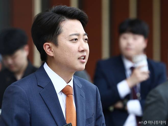 (서울=뉴스1) 김민지 기자 = 이준석 개혁신당 대통령 후보가 27일 오후 서울 여의도 국회 소통관 앞에서 긴급 기자회견을 하기 위해 이동하고 있다. 2025.5.27/뉴스1  Copyright (C) 뉴스1. All rights reserved. 무단 전재 및 재배포,  AI학습 이용 금지. /사진=(서울=뉴스1) 김민지 기자