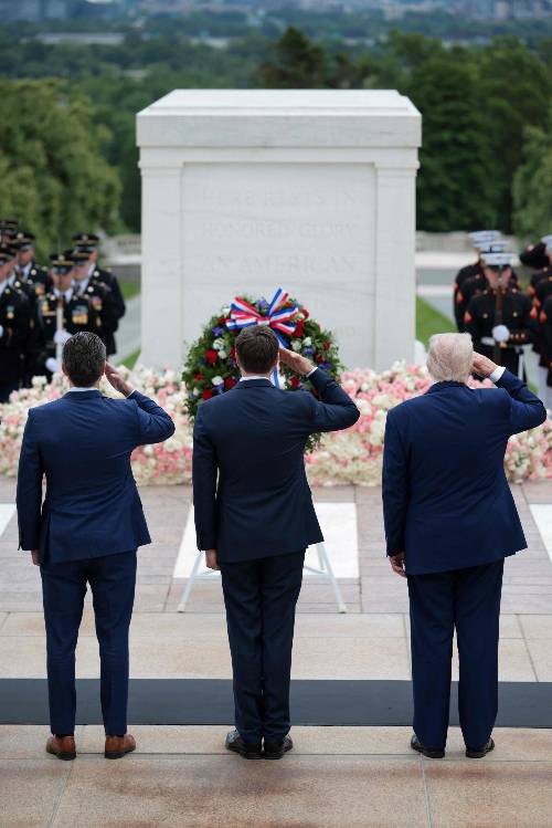 도널드 트럼프 미국 대통령이 26일(현지시간) 버지니아주 알링턴 국립묘지에서 열린 메모리얼 데이 (현충일) 기념식서 J.D. 밴스 부통령, 피트 헤그세스 국방 장관과 헌화를 하고 있다. 2025.05.27  /AFPBBNews=뉴스1