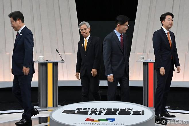 27일 오후 서울 마포구 상암동 MBC 스튜디오에서 열린 중앙선거방송토론위원회 주관 제21대 대통령선거 3차 후보자토론회 시작에 앞서 각 정당 대선후보들이 기념촬영을 마친 뒤 자리로 돌아가고 있다. 왼쪽부터 이재명 더불어민주당, 권영국 민주노동당, 김문수 국민의힘, 이준석 개혁신당 대선후보. 2025.05.27. photo@newsis.com /사진=