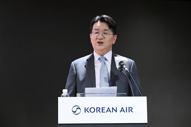 국가기간산업인 항공산업의 경영권은 전문성과 특수성 등을 감안해 부여해야 한다는 지적이 나왔다. 사진은 지난 3월 서울 강서구 대한항공 본사에서 열린 신규 CI 공개 기자간담회에 나섰던 조원태 한진그룹 회장. /사진=뉴시스(공항사진기자단