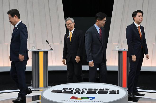 주요 대선 후보들이 27일 대선 후보자 토론에서 네거티브 공방을 벌였다. 사진은 토론 전 기념촬영을 마치고 자리로 돌아가는 후보들. /사진=뉴시스(국회사진기자단)