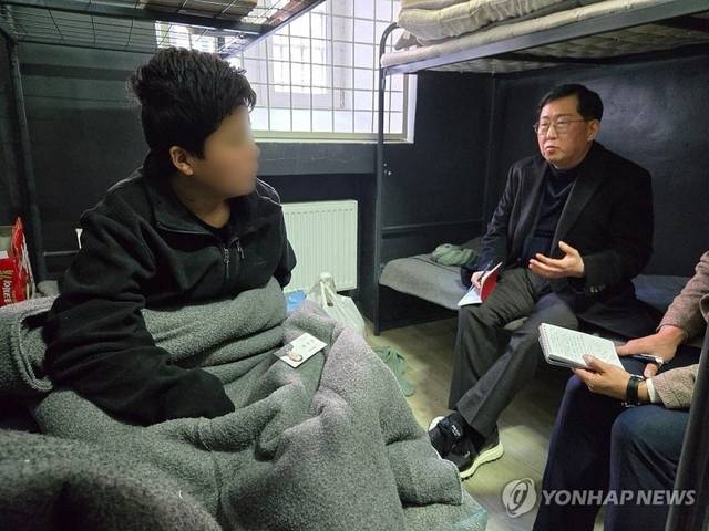 우크라이나군에 생포된 북한군 포로를 면담한 국민의힘 유용원 의원이 지난 3월 4일 면담 당시 찍은 사진을 공개했다. 유용원 의원실 제공