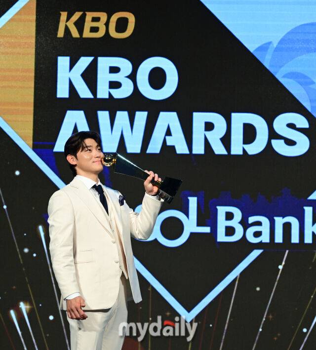 2024년 11월 26일 오후 서울 잠실 롯데호텔 월드에서 '2024 KBO 시상식'이 열렸다. KIA 김도영이 MVP를 수상한 뒤 트로피 키스를 하고 있다./마이데일리