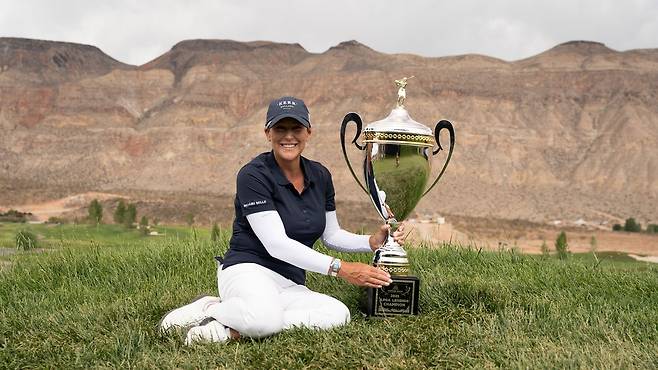 우승 트로피와 함께 포즈를 취한 크리스티 커. [사진=LPGA]