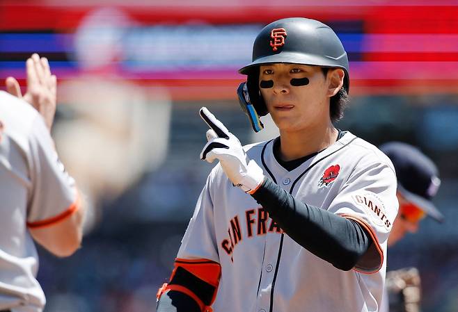 이정후가 27일(한국시간) 미국 미시간주 디트로이트 코메리카파크에서 열린 2025 MLB 디트로이트 타이거스와 원정 경기에서 1회 안타로 출루한 뒤 세리머니를 하고 있다.  [AFP]