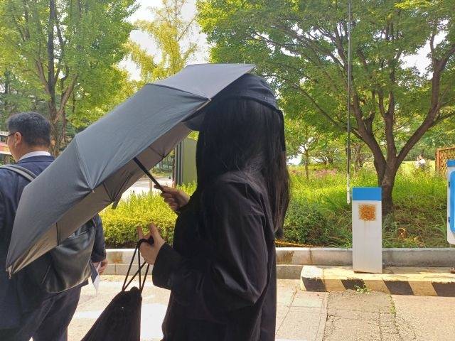 가수 강다니엘의 명예를 훼손한 혐의로 재판에 넘겨진 유튜버 ‘탈덕수용소’ 운영자 박모 씨(오른쪽)가 지난해 8월 서울 서초구 서울중앙지법에서 열린 결심공판에 출석한 뒤 변호인과 함께 법정을 나서고 있다. [연합]