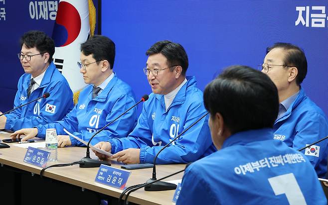 윤호중(왼쪽 세 번째) 더불어민주당 선대위총괄본부장이 27일 서울 여의도 중앙당사에서 열린 총괄본부장단회의에서 발언하고 있다. [연합]