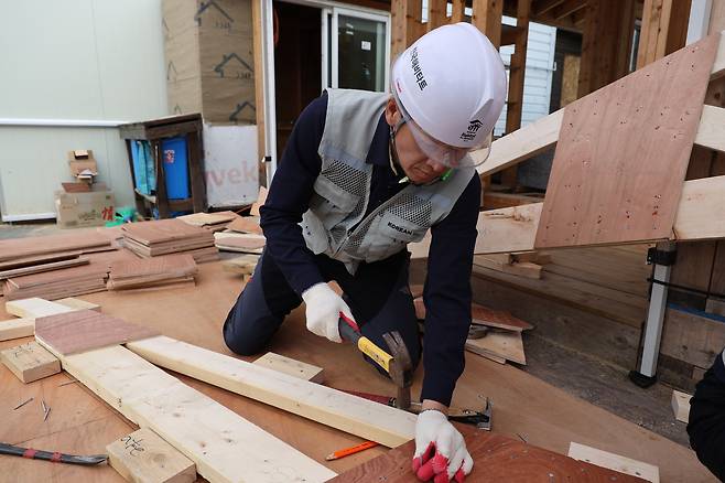 원종규 코리안리 사장이 지난 22일 충남 천안 해비타트 빌더스 스쿨에서 집짓기 봉사활동에 참여하고 있다. [코리안리 제공]