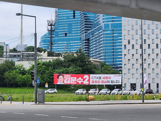 6·3 대선을 11일 앞둔 23일 세종특별자치시에서 만난 유권자들은 대선후보들의 행정수도 이전 공약에 대해 기대감과 회의감이 갈리는 반응이었다. 사진은 이날 시내에 걸린 이재명 더불어민주당 대선 후보와 김문수 국민의힘 대선후보의 현수막.  이영기 기자