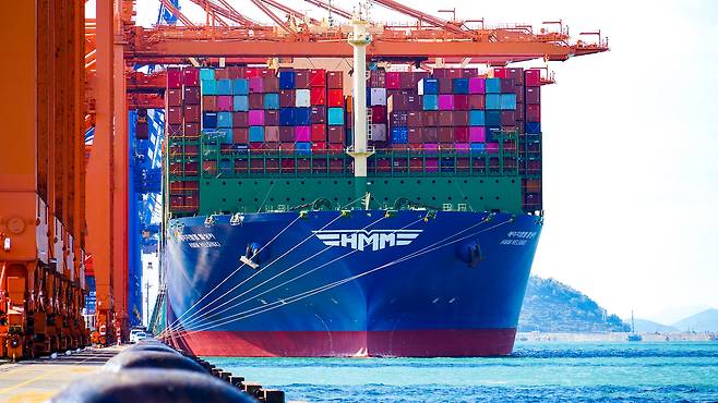 HMM헬싱키호가 HMM이 싱가포르항만공사(PSA)와 함께 운영하는 부산신항 내 HPNT 터미널에 정박한 모습. HMM은 부산항을 모항으로 세계 8위 해운사로 성장했다. [HMM 제공]