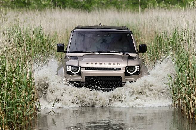 디펜더 옥타가 물길을 주행하고 있다.