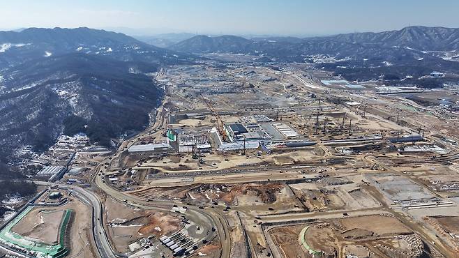 용인 반도체 클러스터 국가산단·일반산단 예정지로 핫해진 용인시 처인구 일대 아파트와 토지가격의 온도차를 알아봤습니다. 사진은  SK하이닉스가 원삼면 일대 416만㎡ 부지에 조성중인 ‘용인 반도체클러스터 일반산업단지’. [헤럴드경제DB]
