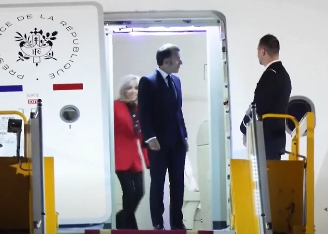 마크롱 대통령이 기내를 벗어나고 있다. [CNBC 캡처]