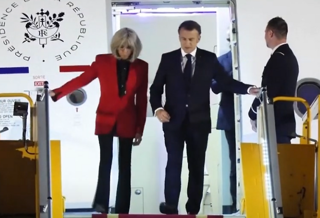 마크롱 대통령이 팔을 살짝 내밀었지만 브리지트 여사가 거부하고 있다. [CNBC 캡처]