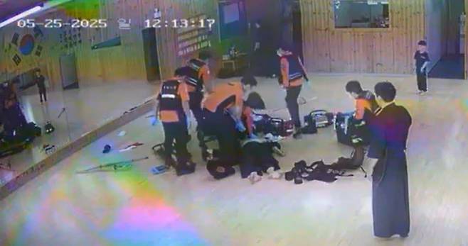 지난 25일 낮 12시께 전북 전주시 덕진구의 한 검도관에서 대련을 하던 남성이 쓰러져 출동한 구급대원이 심폐소생술을 시행하고 있다. [전북특별자치도소방본부]