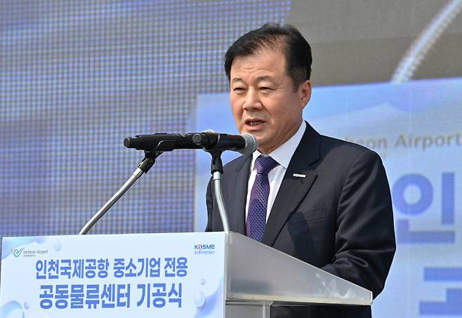 강석진 중소벤처기업진흥공단 이사장이 27일 오후 인천국제공항 제2공항물류단지 내 공동물류센터 현장에서 열린 중소기업전용 공동물류센터 건설사업 기공식에 참석해 축사를 하고 있다. 영종도=임세준 기자