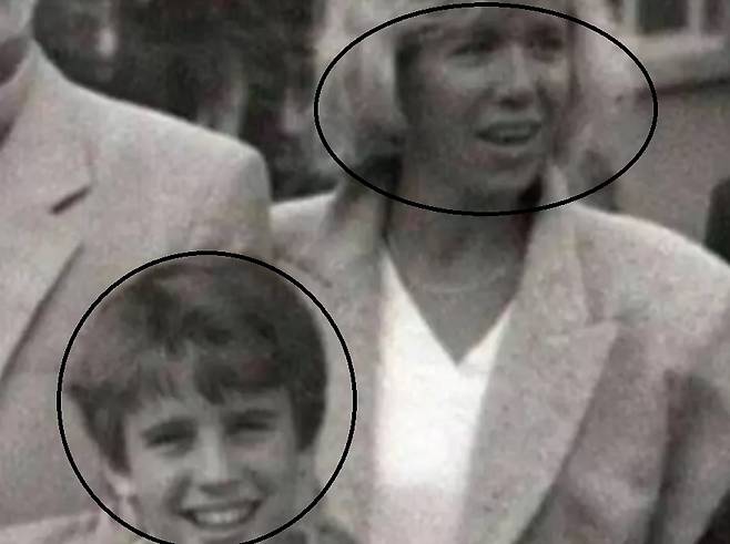 에마뉘엘 마크롱 대통령(왼쪽)이 고교 시절, 부인이자 당시 같은 학교의 선생이었던 브리지트 마크롱 여사와 함께 사진을 찍는 모습. [인터넷 캡처]