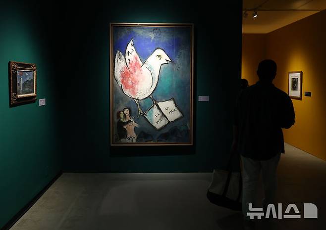 [서울=뉴시스] 이영환 기자 = 22일 서울 서초구 예술의전당 한가람미술관에서 열린 '마르크 샤갈 특별전 : 비욘드 타임'전시에 세계 최초로 유화 등 7점이 공개됐다. 이 가운데 샤갈 '평화' La paix (1949)188×125cm, Oil on canvas작품. 2025.05.22. 20hwan@newsis.com