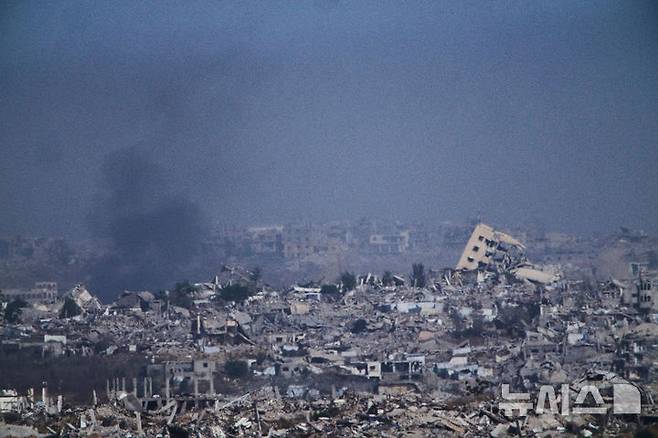 [가자지구=AP/뉴시스] ﻿﻿이스라엘군이 가자지구 내 학교와 주택을 공습해 최소 54명이 사망한 것으로 전해졌다. 사진은 26일(현지 시간) 이스라엘 남부에서 바라본 가자지구 모습.  2025.05.27