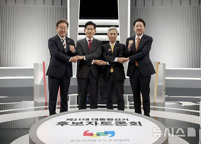 [서울=뉴시스] 국회사진기자단 = 지난 23일 서울 영등포구 KBS본관 스튜디오에서 열린 중앙선거방송토론위원회 주관 제21대 대통령선거 2차 후보자 토론회 시작에 앞서 각 정당 대선후보들이 기념촬영을 하고 있다. 왼쪽부터 이재명 더불어민주당, 김문수 국민의힘, 권영국 민주노동당, 이준석 개혁신당 대선후보. 2025.05.23. photo@newsis.com