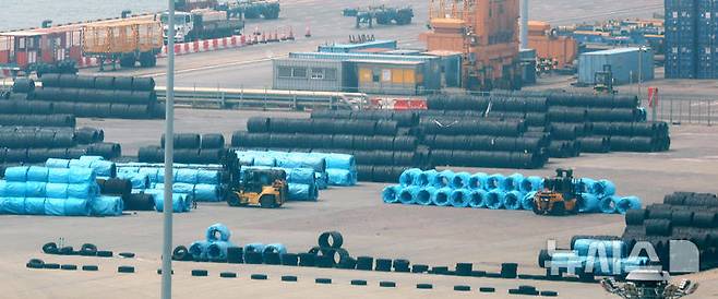 [평택=뉴시스] 추상철 기자 = 22일 오후 경기 평택항에 철강제품이 쌓여 있다. 2025.05.22. scchoo@newsis.com