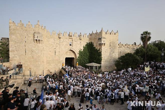 [ 예루살렘= 신화/뉴시스] 5월 26일 "예루살렘의 날"을 맞아 팔레스타인 주민 거주지인 동예루살렘에 침입하는 이스라엘 극우파  "국기행진" 군중. 초종교파 극우파 청년들로 구성된 이들은 이스라엘의 예루살렘 점령을 주장하면서 좁은 골목길을 메우고 주민들에게 폭행과 모욕을 가했다. 2025. 05. 27.