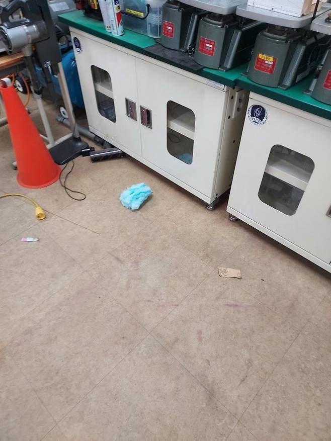 [익산=뉴시스] 난 26일 오후 9시6분께 익산시 금마면의 한 고등학교 실험실에서 학생들이 메틸알코올에 노출돼 병원으로 옮겨졌다. 사진은 당시 학생들이 메틸알코올을 이용해 닦고 있던 실험실 바닥. (사진=전북도소방본부 제공) 2025.05.27. photo@newsis.com *재판매 및 DB 금지