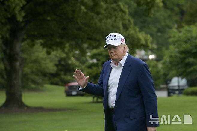 [워싱턴=AP/뉴시스]도널드 트럼프 미 대통령이 25일(현지시각) 대통령 전용 헬리콥터 마린원으로 백악관 사우스론에 도착한 후 기자들에게 손을 흔들고 있다. 그가 이날 우르줄라 폰 데어 라이엔 유럽연합(EU) 정상과의 통화에서 EU에 대한 50% 관세 부과를 7월9일로 연기하고 협상을 재개한다고 발표했다. 그러나 협상 전망은 여전히 어둡다. 2025.05.27.