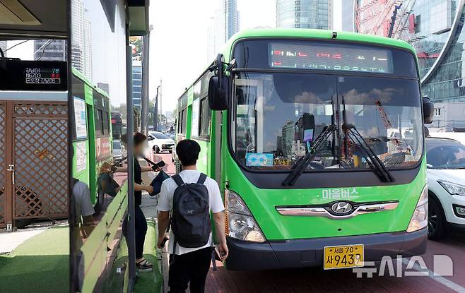 [서울=뉴시스] 홍효식 기자 = 지난 22일 서울 강남구 영동대로 일대에 마을버스가 운행하고 있는 모습. 2025.05.22 yesphoto@newsis.com