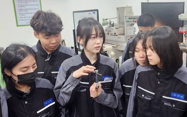 수업 중인 남지혜(가운데) 교생.(사진-다솜고 제공) *재판매 및 DB 금지