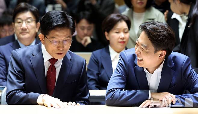 [서울=뉴시스] 추상철 기자 = 김문수 국민의힘 대선 후보와 이준석 개혁신당 대선 후보가 19일 오전 서울 중구 서울시청에서 열린 '약자와 동행하는 서울' 토론회에서 대화하고 있다. 2025.05.19. scchoo@newsis.com