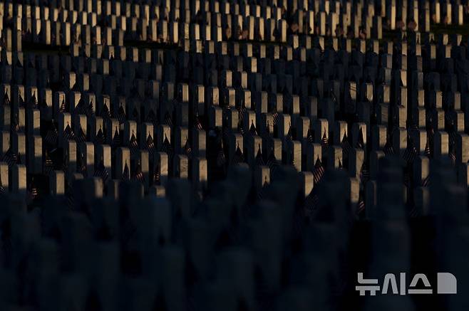 [홀리 타운십=AP/뉴시스] 26일(현지 시간) 미 미시간주 홀리 타운십에 있는 그레이트 레이크스 국립묘지의 묘비로 메모리얼 데이(현충일)를 추념하는 햇빛이 비치고 있다. 2025.05.27.