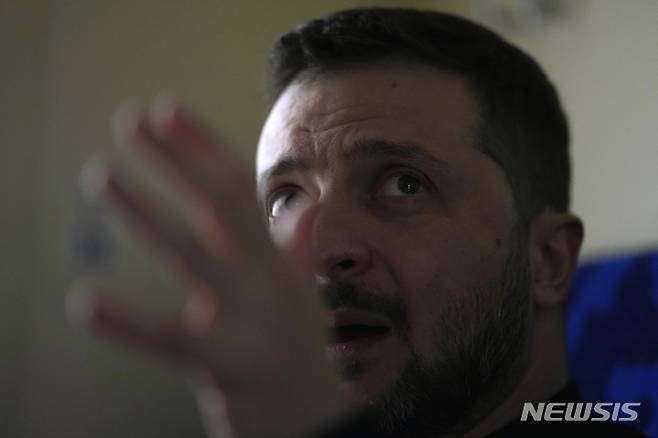 [수미=AP/뉴시스] 볼로디미르 젤렌스키 우크라이나 대통령이 2023년 3월 28일(현지시간) 수미주 방문을 마치고 키이우로 돌아가는 열차 안에서 AP통신과 인터뷰하고 있는 모습. 2025.05.27.