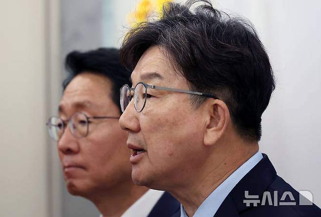 [서울=뉴시스] 고승민 기자 = 권성동 국민의힘 공동선거대책위원장이 27일 서울 여의도 국회에서 국민의힘 국회의원 일동 대국민 호소문을 발표하고 있다. 2025.05.27. kkssmm99@newsis.com