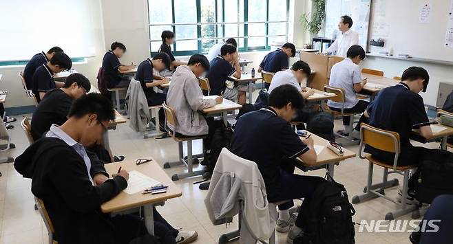 [서울=뉴시스] 사진공동취재단 = 2025학년도 대학수학능력시험 6월 모의평가가 실시된 지난해 6월 4일 서울 용산구 용산고등학교에서 수험생들이 1교시 국어 영역 시험 답안지를 작성하는 모습. 2024.06.04. photo@newsis.com