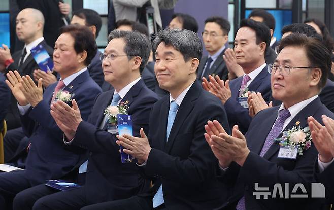 [사천=뉴시스] 최진석 기자 = 이주호 대통령 권한대행 부총리 겸 교육부 장관이 27일 경남 사천 우주항공청에서 열린 제1회 우주항공의 날 기념식에서 박수치고 있다. (대통령실통신사진기자단) 2025.05.27. myjs@newsis.com